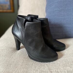 Paul Green Alexa Platform Heeled Black Leather Booties Size 5 EUC size 7.5 US